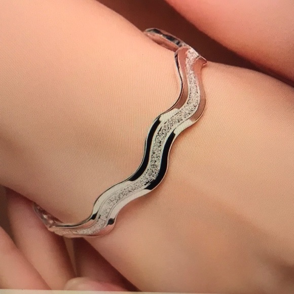 Jewelry - Women’s luxury wave open bracelet. Adjustable